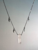 NASZYJNIK Z KRYSZTAŁEM GÓRSKIM CROSS